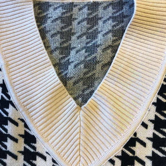 MEDIUM HOUNDSTOOTH Billie Sweater Vest.
Sleeveless Knit Roomy - Picture 5 of 11